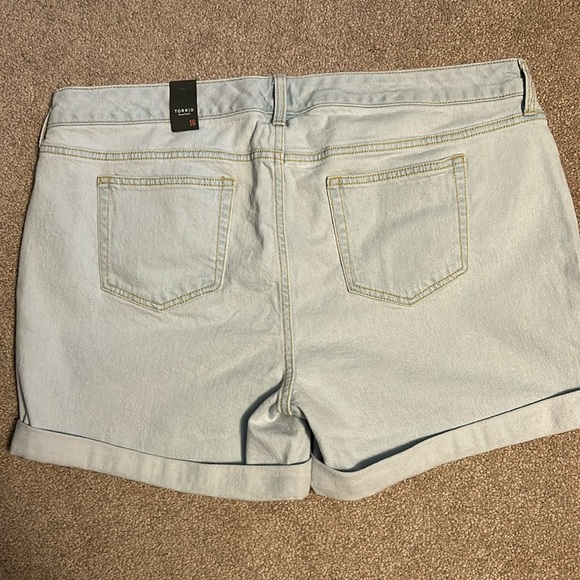 Torrid 5 inch classic denim mid-rise shorts size 16 NWT - Picture 2 of 4